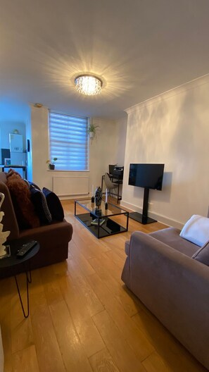 Living area - 2 Bedroom Flat in Camberwell Green - Great Location With Many bus Routes (London)