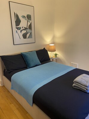 2 bedrooms, iron/ironing board, WiFi, bed sheets - 2 Bedroom Flat in Camberwell Green - Great Location With Many bus Routes (London)