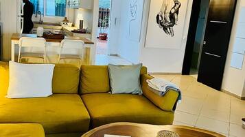 Een televisie en een stereo