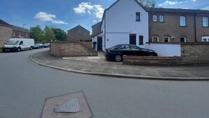 A residential street with houses, a parked car, and a van. - Remarkable Studio flat in Cambridge (Cambridge)