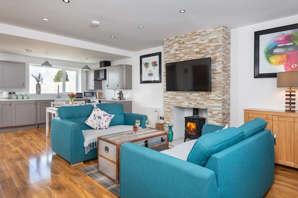 TV, fireplace - Cottage - Sleeps 3, hot tub & pet friendly (Carlisle)