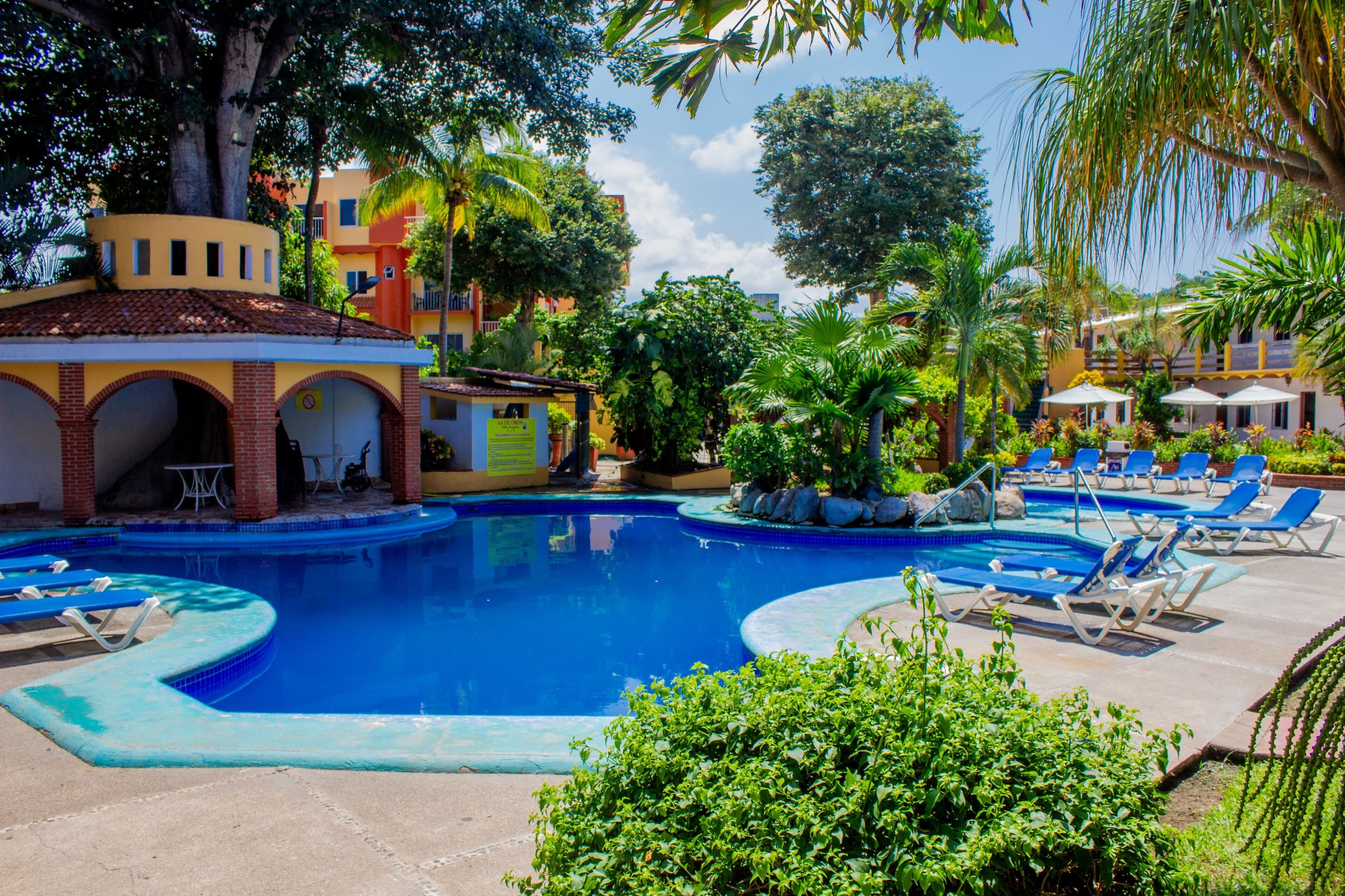 3 outdoor pools, open 8:00 AM to 8:00 PM, pool loungers