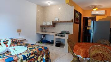 Edredón, decoración personalizada y tabla de planchar con plancha