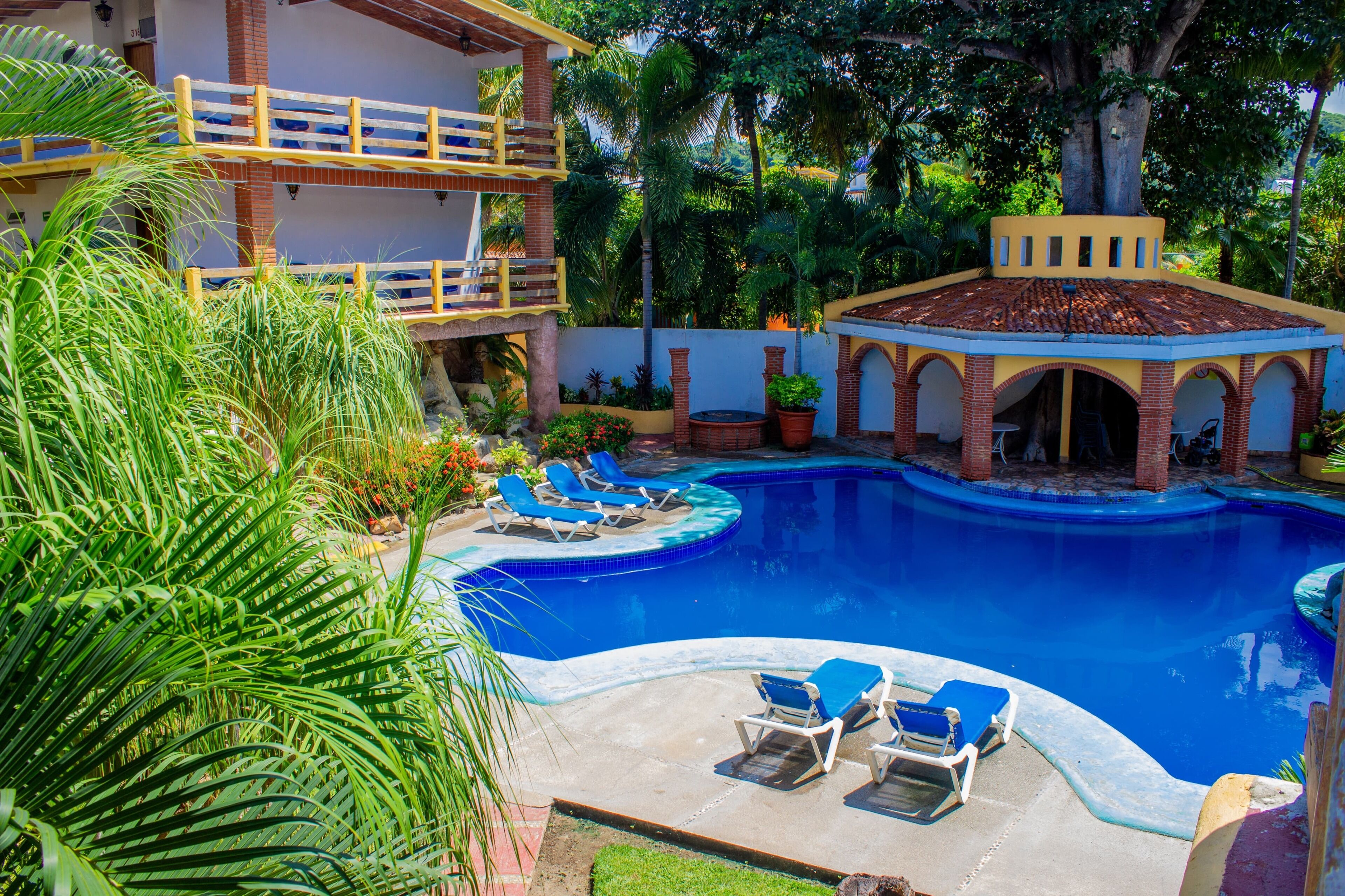 3 piscinas externas, funciona das 8h às 20h, espreguiçadeiras