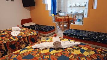 Habitación cuádruple Confort, 2 camas matrimoniales, cocineta | Comedor