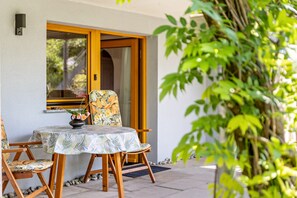 Outdoor dining - "Charming Holiday Apartment" with Private Terrace and Wi-Fi (Tübingen)