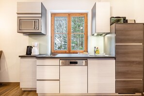 Frigorifero, microonde, forno, piano cottura