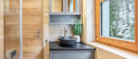 Shower, hair dryer, towels