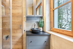 Dusch, hårtork och handdukar