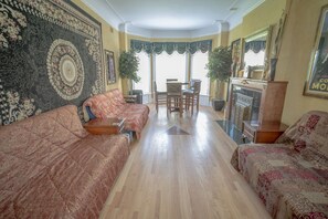 Smart TV - Large, Exquisitely Decorated in Heart of East Lakeview Near Wrigley & Lakefront (Chicago)