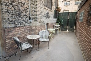 Outdoor dining - Large, Exquisitely Decorated in Heart of East Lakeview Near Wrigley & Lakefront (Chicago)