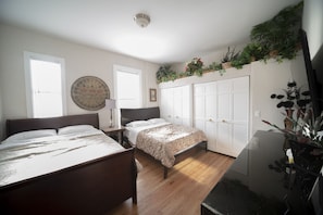 4 chambres, bureau, fer et planche à repasser, lit de bébé portatif