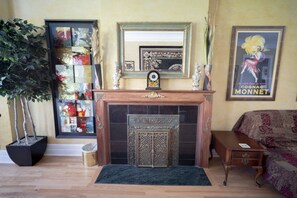 Lobby - Large, Exquisitely Decorated in Heart of East Lakeview Near Wrigley & Lakefront (Chicago)