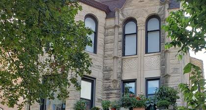 Large, Exquisitely Decorated in Heart of East Lakeview Near Wrigley & Lakefront