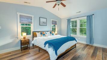 3 室のベッドルーム、デスク、アイロン / アイロン台、旅行用ベビーベッド