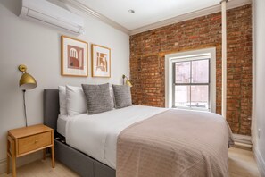 1 bedroom, iron/ironing board, WiFi, bed sheets - Stellar West Village 1BR w/ Gym & Doorman, nr Park, by Blueground (Downtown)