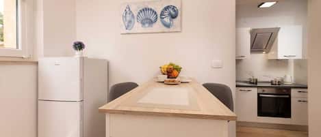 Fridge, oven, stovetop, cookware/dishes/utensils