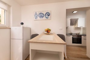 Fridge, oven, coffee/tea maker, cookware/dishes/utensils - Apartment Vugrin Citrus B2 (Silo - island Krk)
