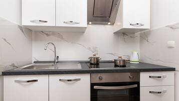 Refrigerador, parrilla de estufa y utensilios de cocina