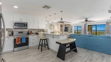 Réfrigérateur, micro-ondes, four, plaque de cuisson