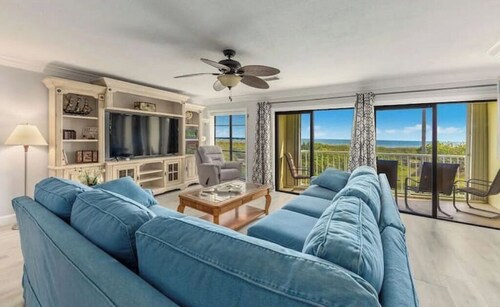 Cozy beach condo steps away from the beach!