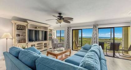 Cozy beach condo steps away from the beach!