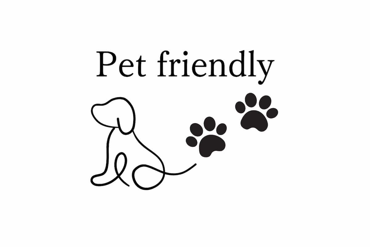 Un simple dessin linéaire représentant un chien avec une laisse et deux empreintes de pattes.