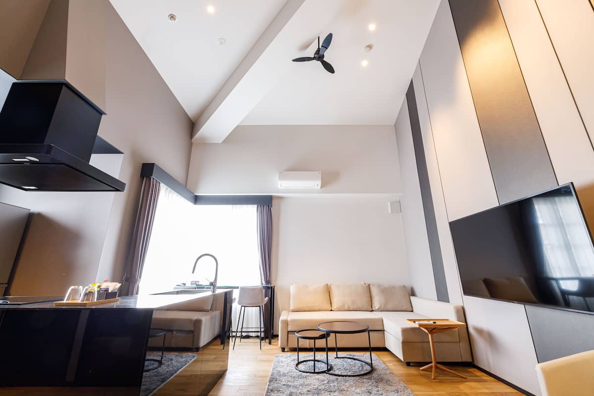 Un salon moderne avec un canapé, une table basse et un téléviseur.