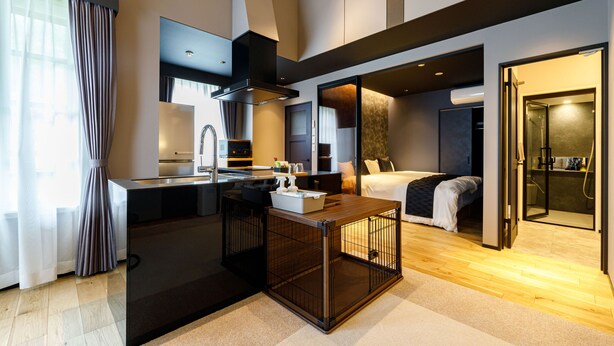 A modern hotel room with a kitchenette, a bed, a shower area, and a dining table. - eau sol vert karuizawa club (Karuizawa)