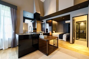 [108] Club Corner Room (Pet friendly), Non Smoking | Private kitchen | Fridge, microwave, stovetop, electric kettle