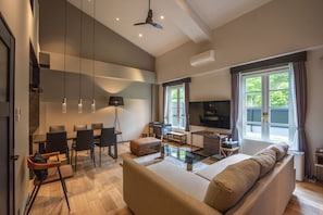 Premier suite, niet-roken (113, Loft, Pet friendly) | Een kluis op de kamer, een bureau, een strijkplank/strijkijzer