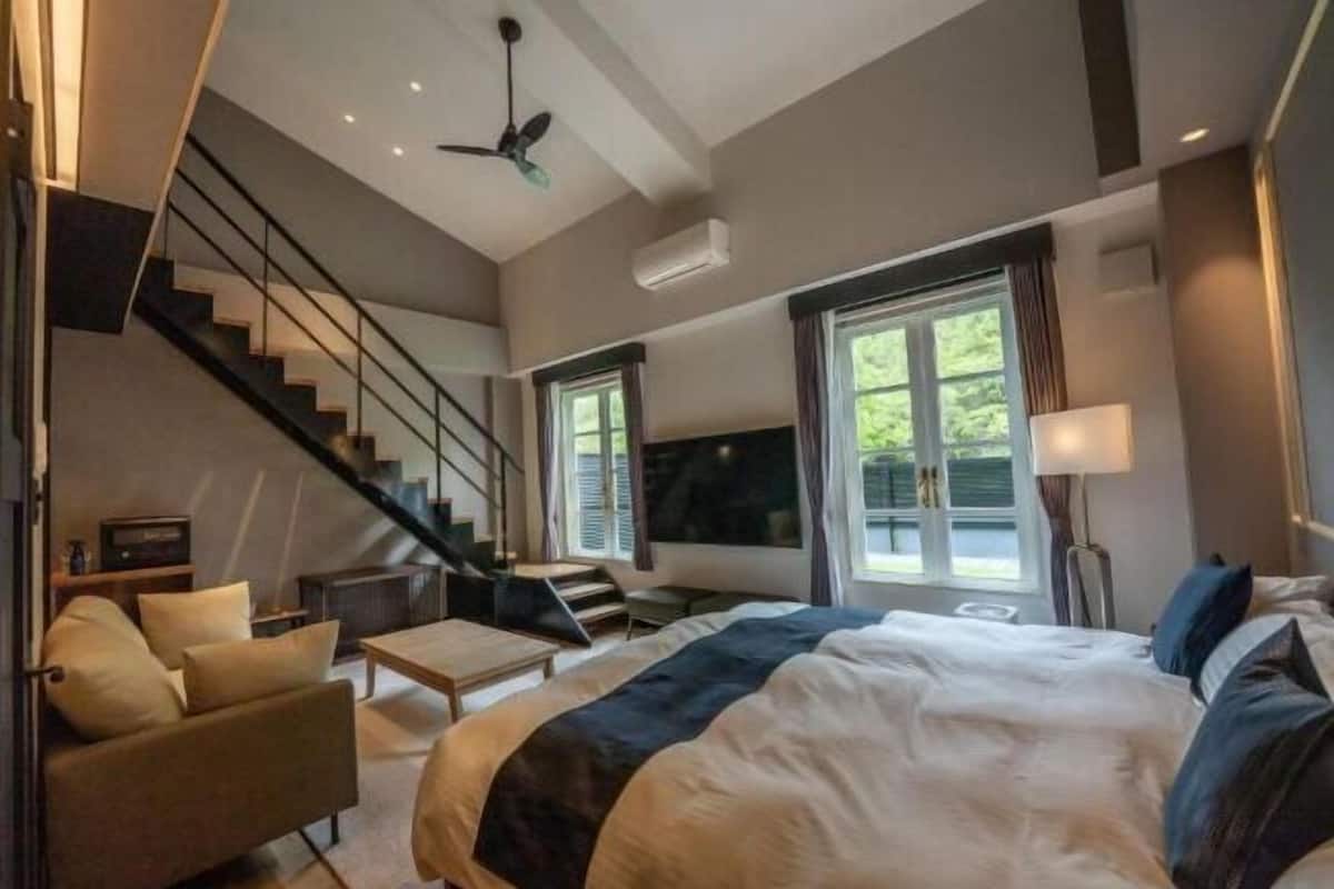2 bedrooms, in-room safe, desk, iron/ironing board