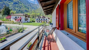 A balcony with a view of a mountain and a village. - Casa Gioiosa, Ledro, Italy (Ledro)