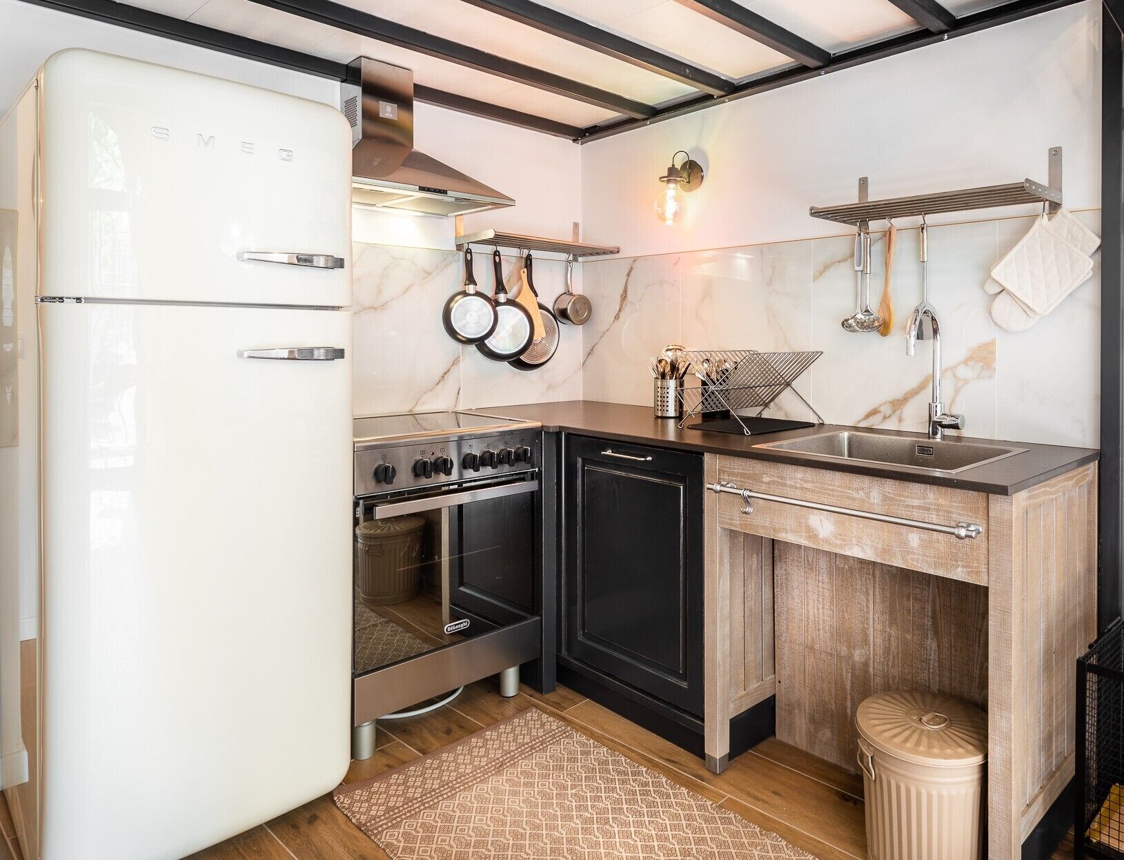 Coffee/tea maker, fridge, oven, stovetop