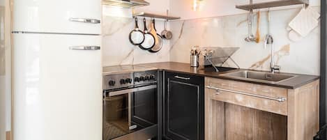 Cafetière/bouilloire, réfrigérateur, four, plaque de cuisson