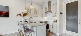 Stylish townhouse with a rooftop deck, balconies, washer/dryer, & wet bar
