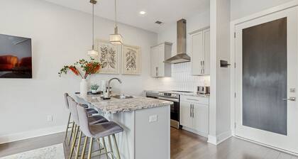 Stylish townhouse with a rooftop deck, balconies, washer/dryer, & wet bar