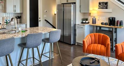 Stylish townhouse with a rooftop deck, balconies, washer/dryer, & wet bar