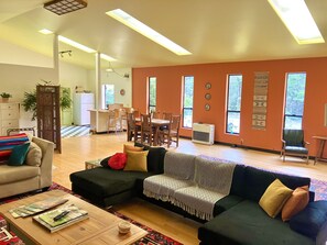 Smart TV, books - Close to Hiking, Beaches, Mendocino, Fort Bragg- Pets ok with pet fee (Mendocino)
