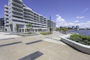 Situated by the waterfront, this hotel offers scenic views of the water from its curved balconies.