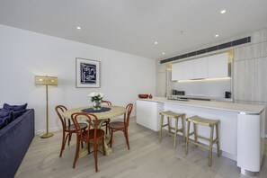 Dining - Portside On Honeysuckle - Harbour - CBD - Parking (Newcastle)