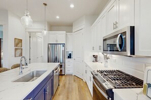 冰箱、微波炉、烤箱、炉灶