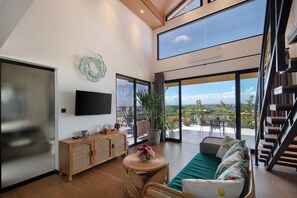 Minibar con artículos gratuitos y caja de seguridad en la habitación 