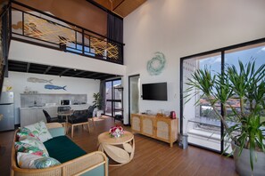 Minibar con artículos gratuitos y caja de seguridad en la habitación 