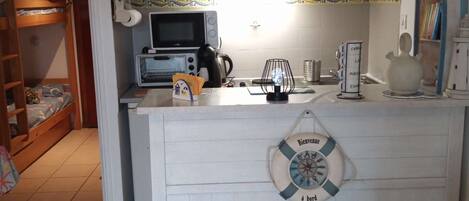 ثلاجة، ميكروويف، فرن، محمصة خبز