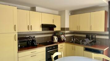 KylskÄp, diskmaskin och grytor/köksredskap