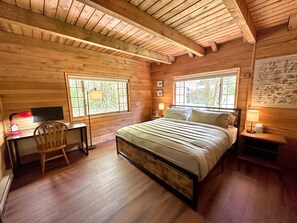 3 bedrooms, desk, iron/ironing board, travel crib - Mountain Thyme Cabin in Baring (Baring)