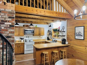 Fridge, microwave, oven, stovetop - Mountain Thyme Cabin in Baring (Baring)