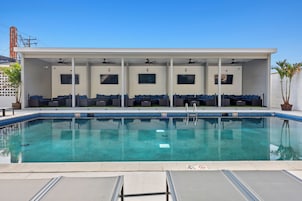 Una piscina al aire libre de temporada