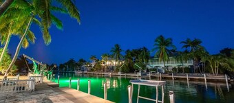 Green Turtle Oasis: Lovely 4BR Canal Front Home, Pool, Dockage, Tiki, Outdoor Dining & Pet Friendly!